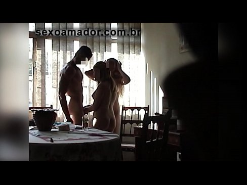 ❤️ Miqtë e seksit ftojnë një burrë gjigant dhe një treshe me të ❤ Vetëm porno tek ne