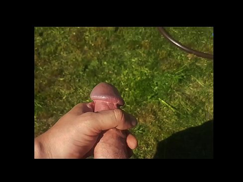 ❤️ Hotfies e ndyhet pidhi i saj rozë dhe përfundon me një shiringë në një kopsht veror ❤ Vetëm porno tek ne